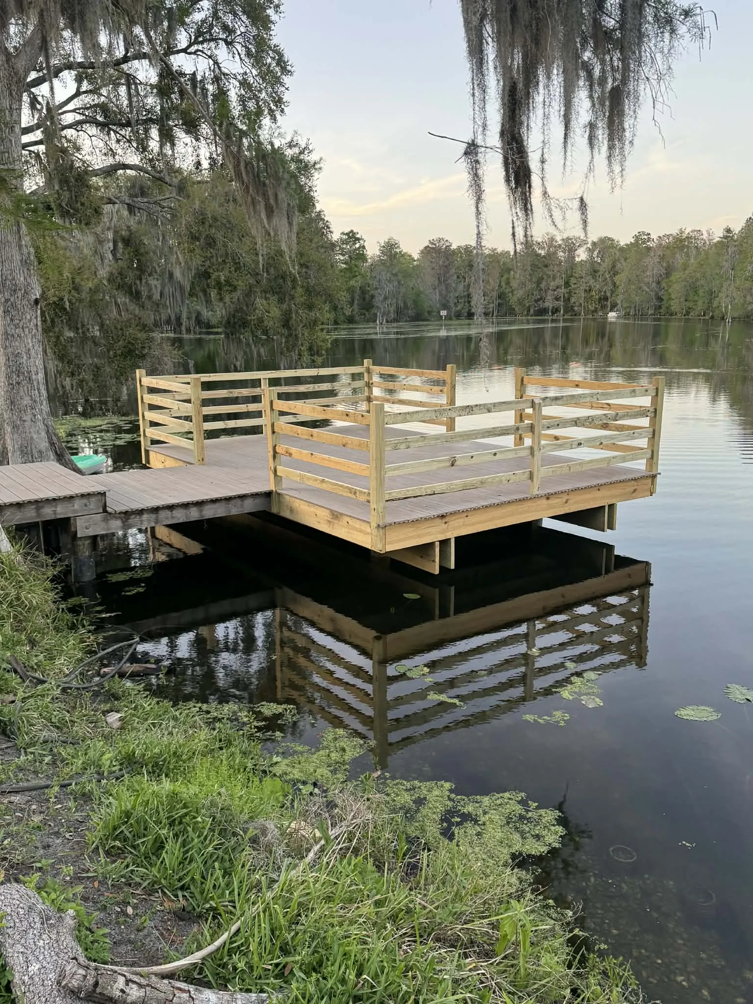 Town N Country deck construction - floating dock with lake view
